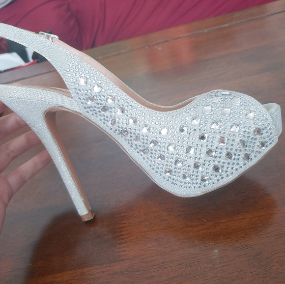 AVAILABLE ONLY IN THE BUNDLE/De Blossom Collection, prom sparkly Heels, size 7.5 - Picture 12 of 16